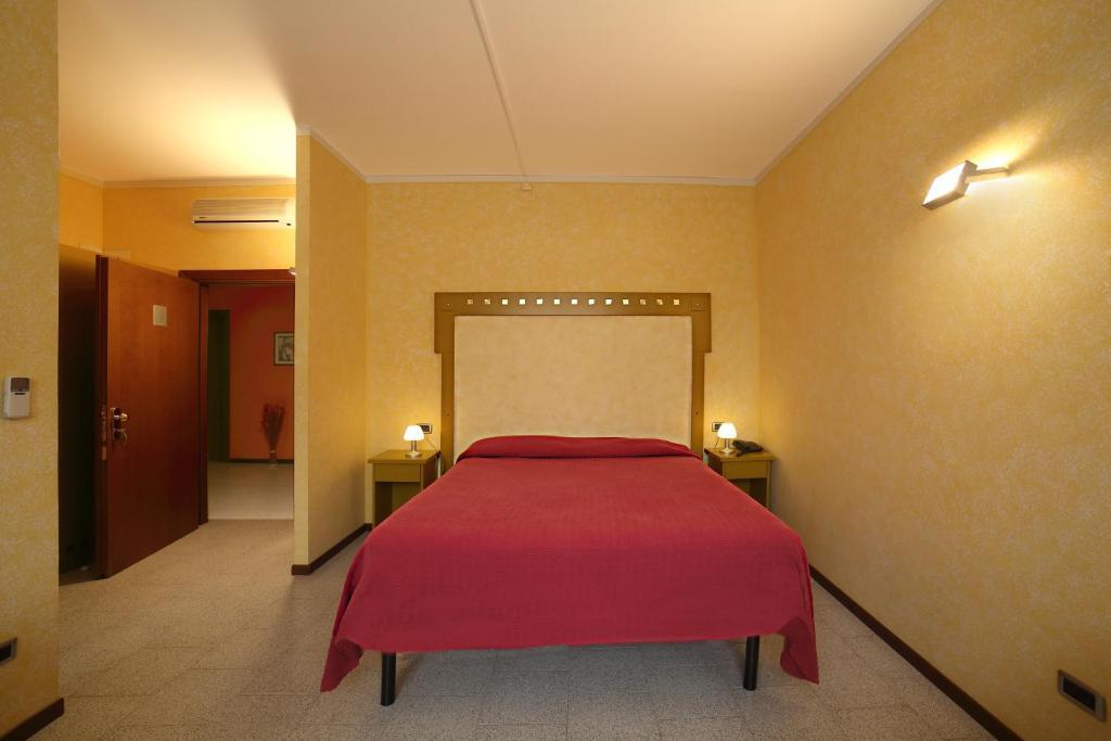 Aquamaris Otel Sala Baganza Oda fotoğraf